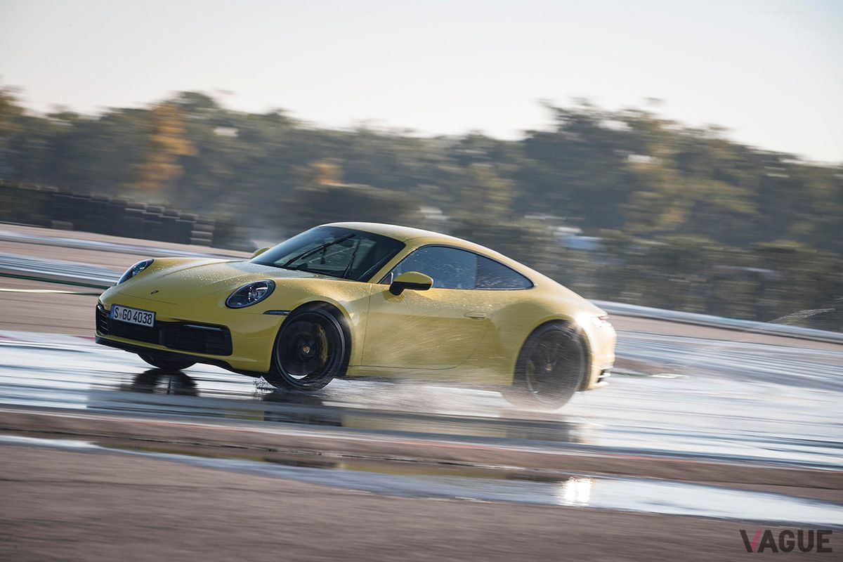 ポルシェ「911カレラS」のスキッドパッド走行シーン