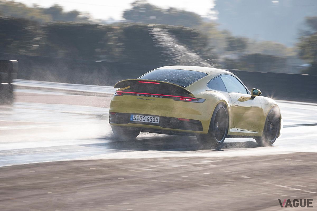 ポルシェ「911カレラS」のスキッドパッド走行シーン
