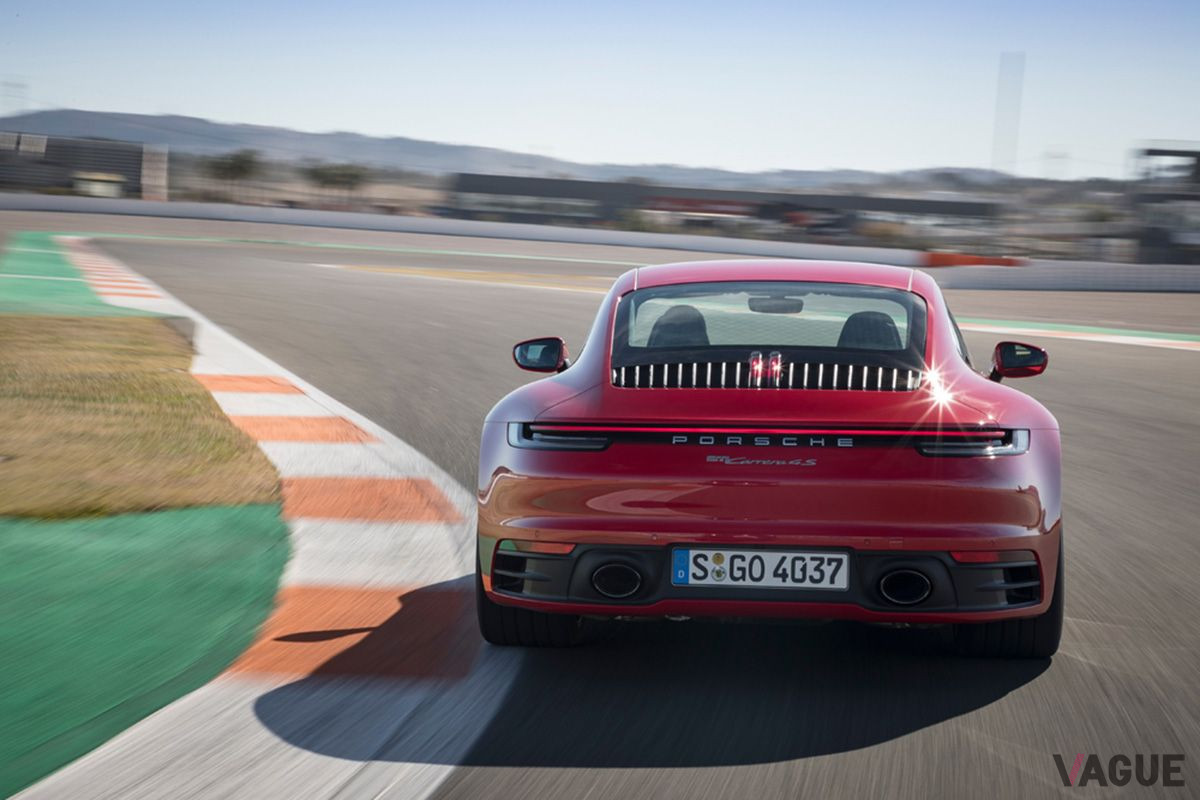 ポルシェ「911カレラ4S」のサーキット走行風景