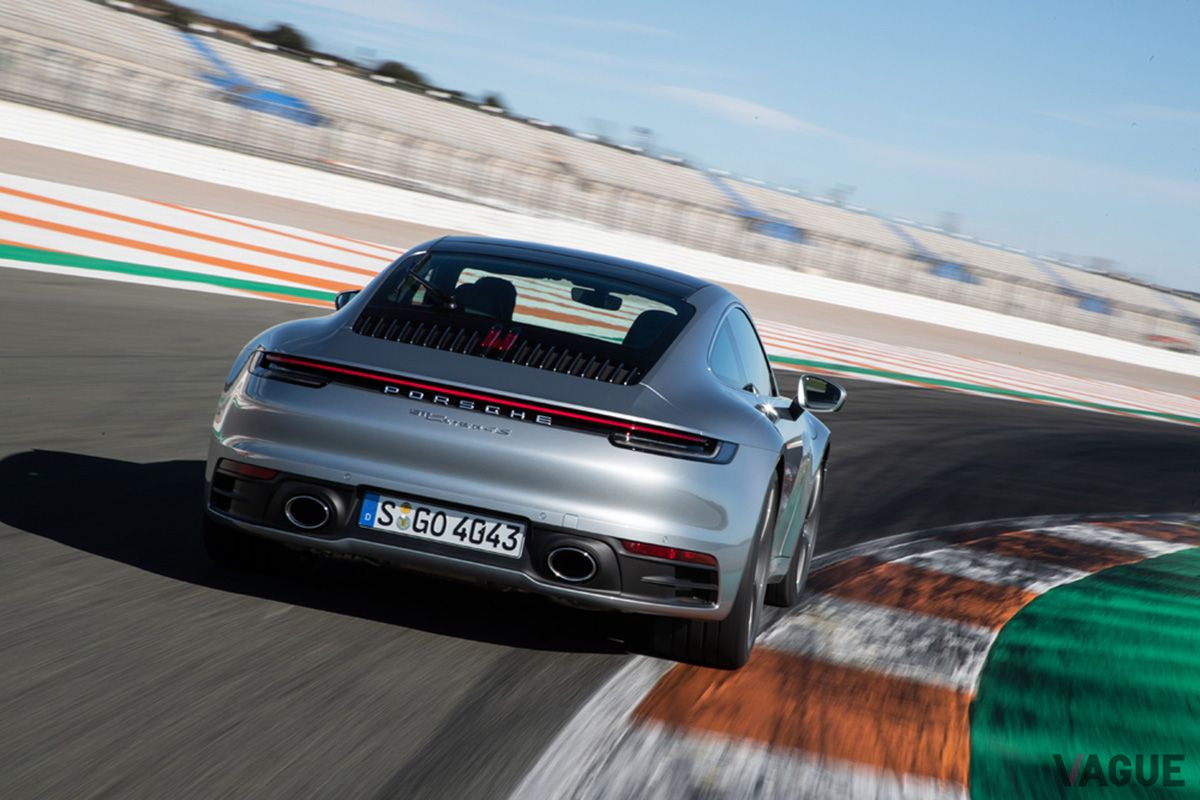 ポルシェ「911カレラ4S」のサーキット走行風景