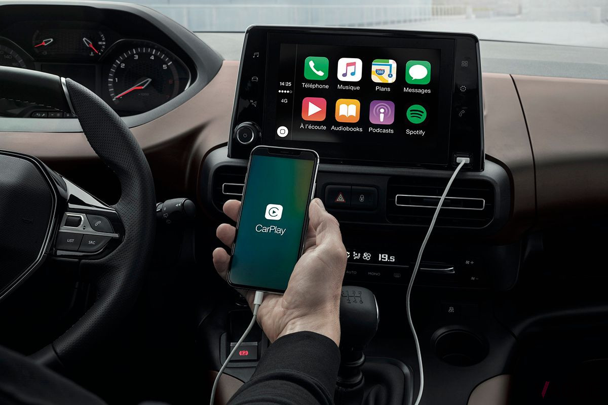 プジョー新型「リフター」。アップルカープレイに対応