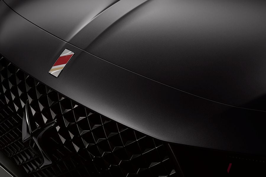 「DS7クロスバック パフォーマンスライン ブルーHDi」のボンネット