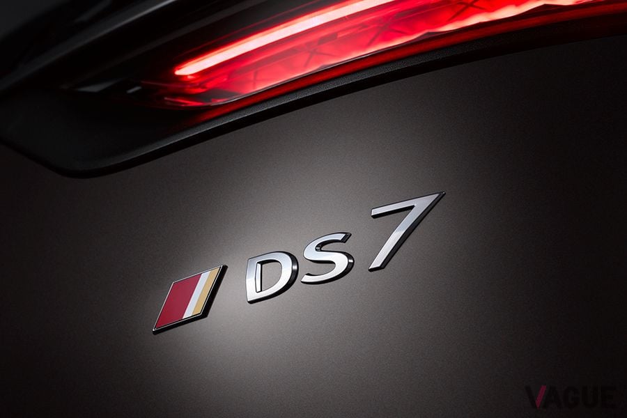 「DS7クロスバック パフォーマンスライン ブルーHDi」のエンブレム