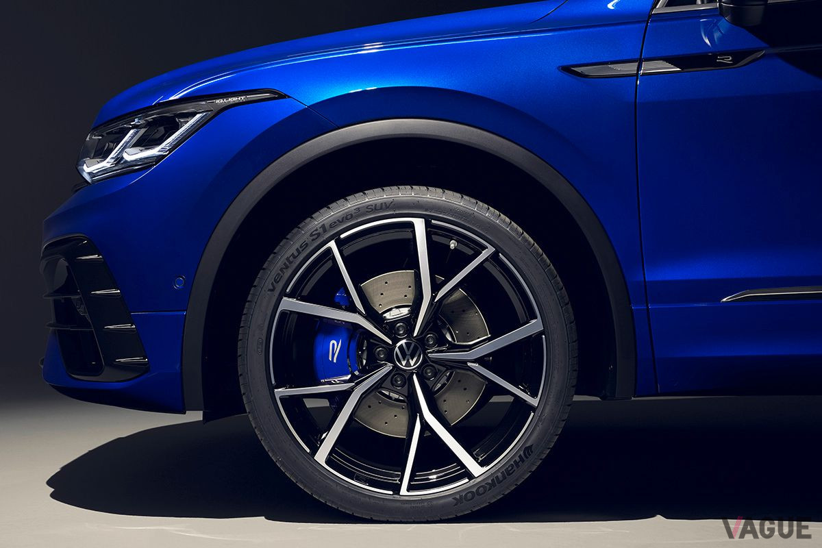 VW「ティグアンR」のホイール。青いブレーキキャリパーがRモデルであることを主張する