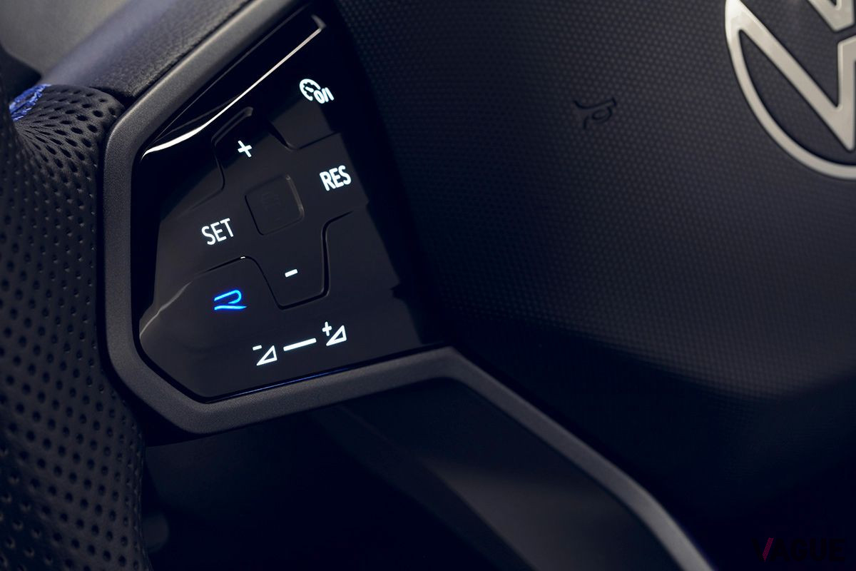 VW「ティグアンR」のステアリングホイール上にある「R」ボタンを押すことでドライブプロファイルがRモードに変更される