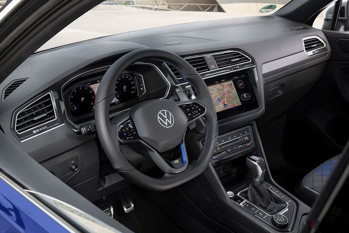 VW「ティグアンR」のインテリア。大型のパドルシフトが標準装備