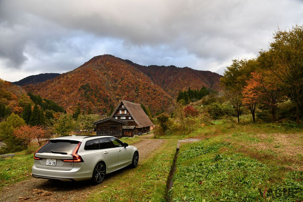富山県南砺市にある「五箇山合掌の里」で撮影。合掌造りとV90のワンカット