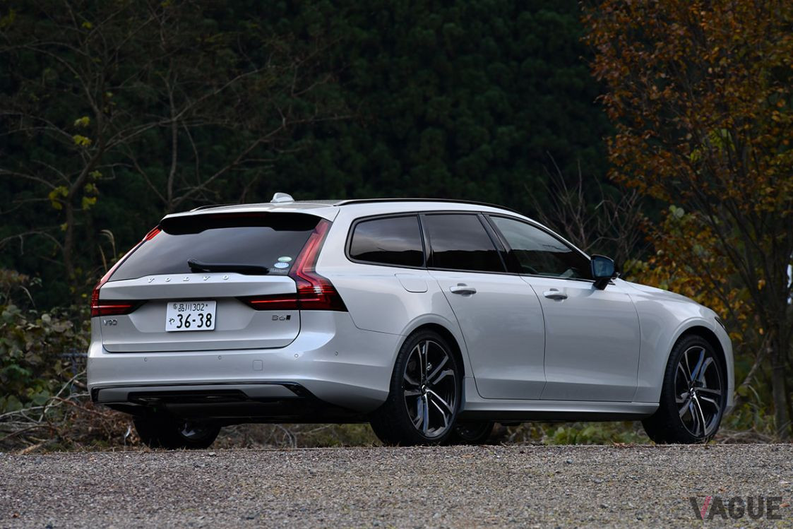 ボルボ「V90 B6 AWD Rデザイン」の全長は4945mm。ボルボのフラッグシップワゴンだ