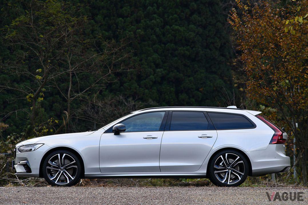 ボルボ「V90 B6 AWD Rデザイン」。スタイリッシュなボディライン