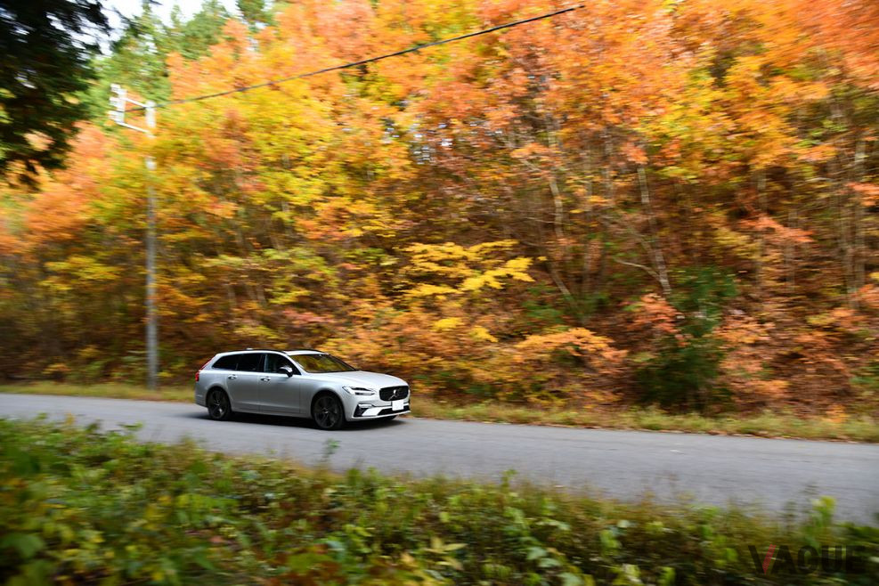 ボルボ「V90 B6 AWD Rデザイン」の走り。秋真っ盛りだった