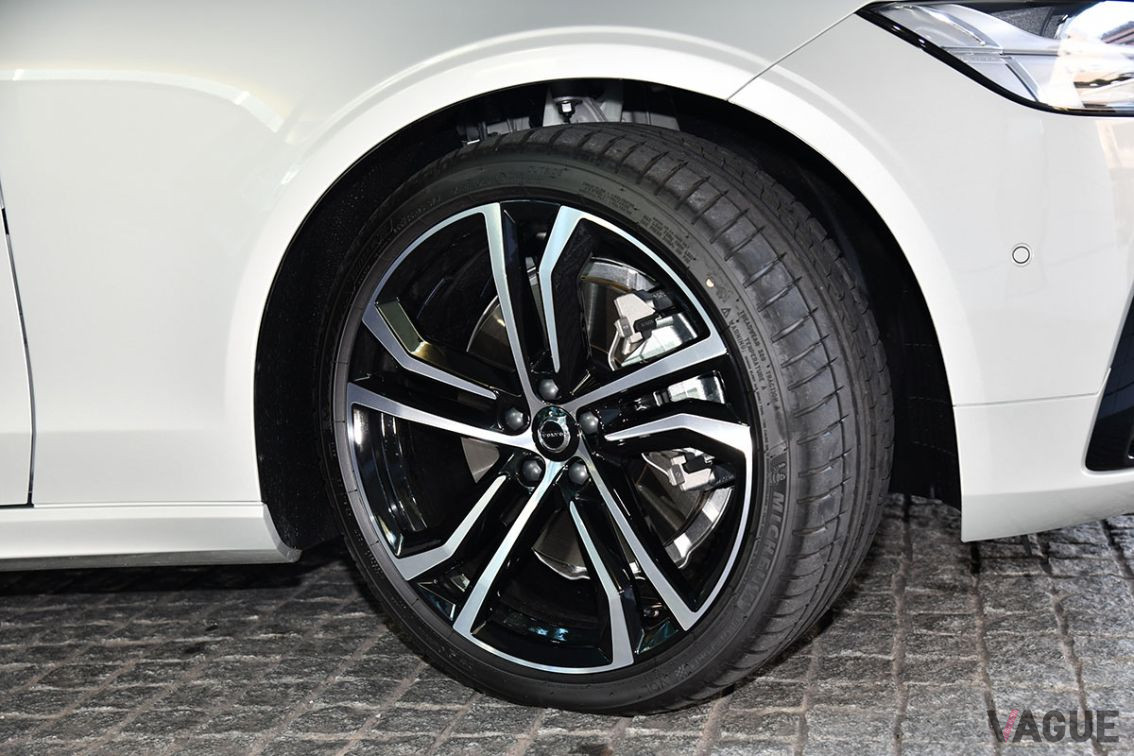 ボルボ「V90 B6 AWD Rデザイン」のタイヤ＆ホイール