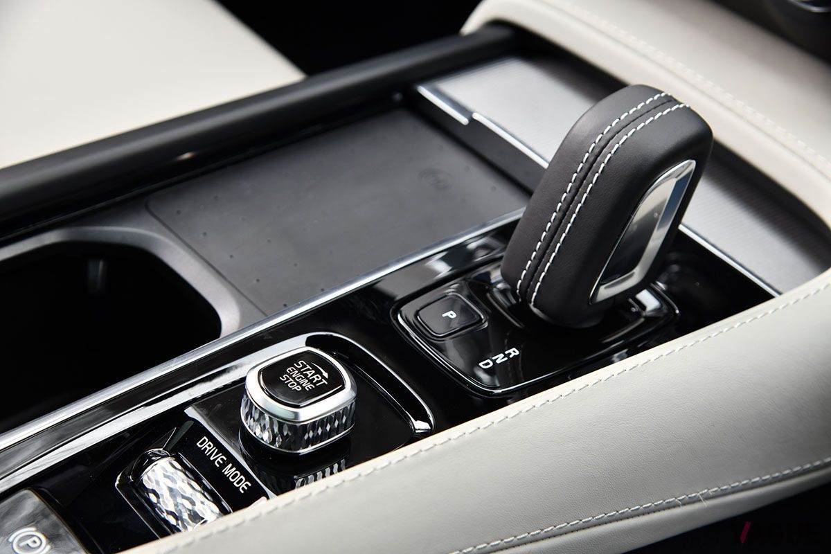 ボルボ「V90 B6 AWD Rデザイン」のトランスミッションは8速AT。シフトセレクターの手前はエンジンスタート＆ストップスイッチで、ひねることでエンジンの始動が可能