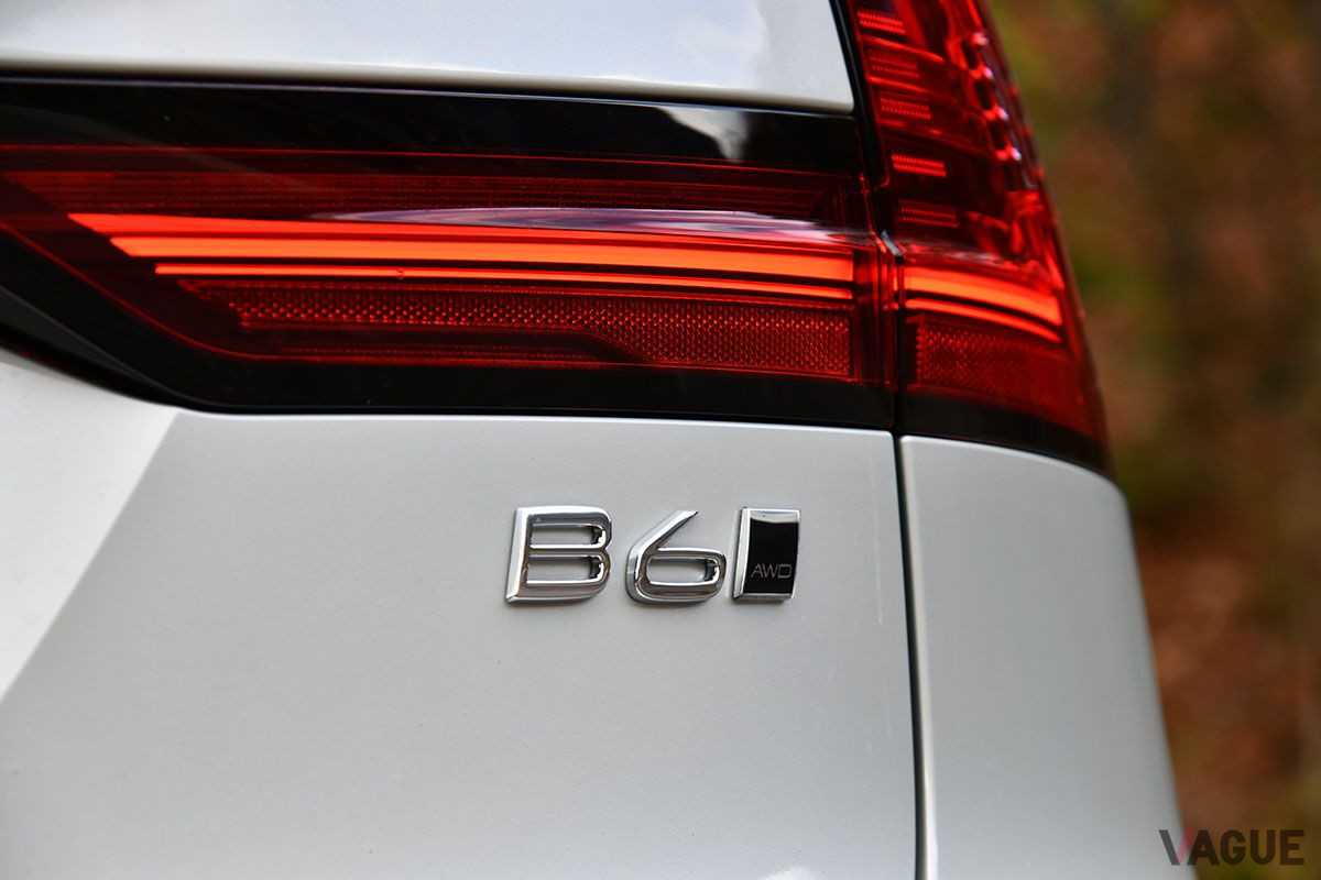 ボルボ「V90 B6 AWD Rデザイン」のB6エンブレム
