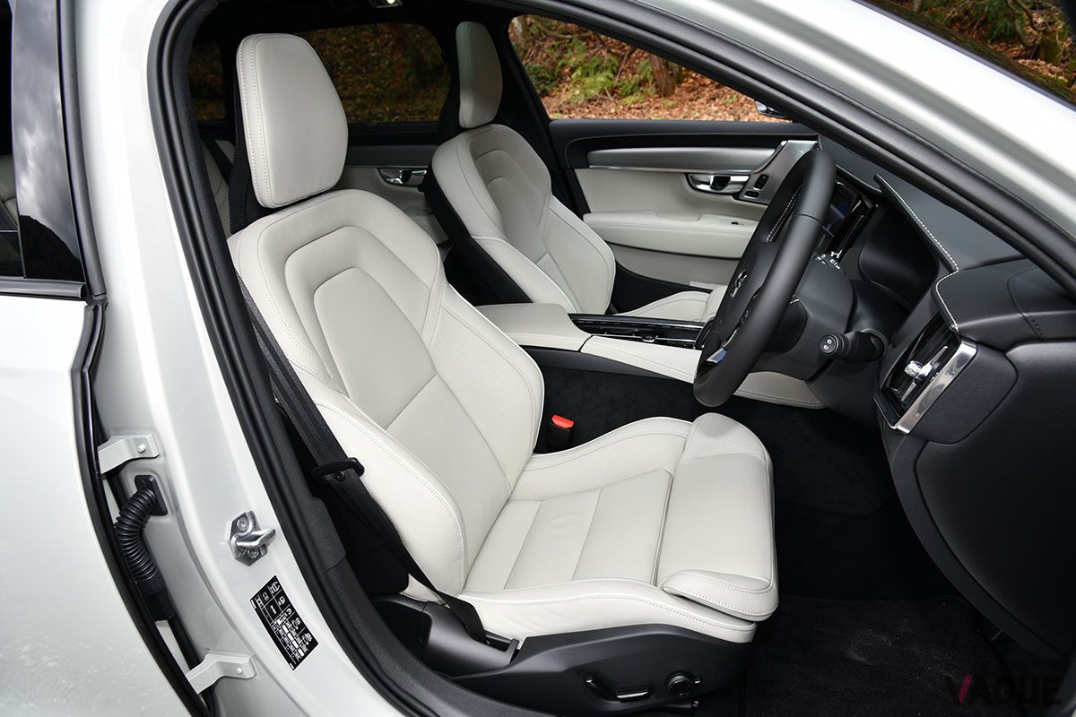 ボルボ「V90 B6 AWD Rデザイン」のフロントシート