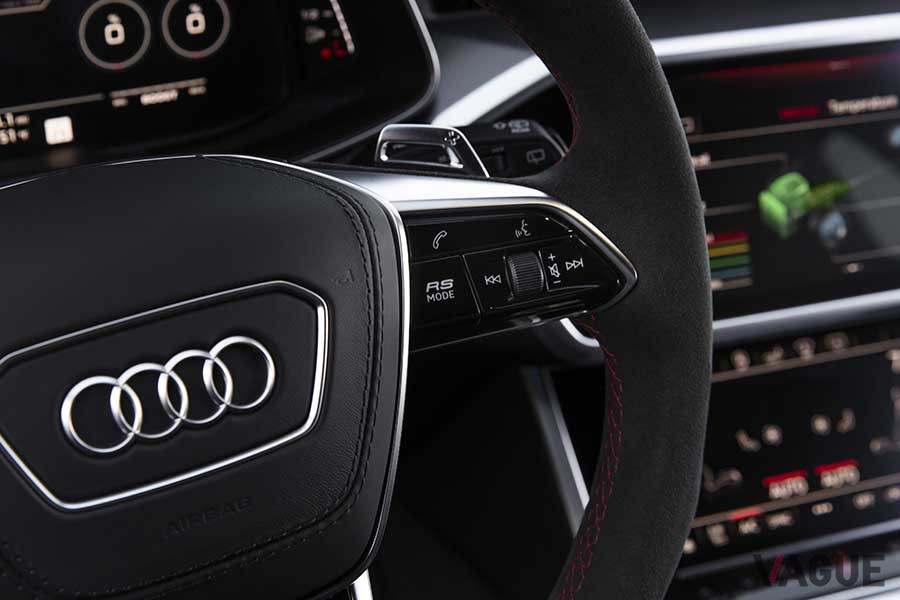 アウディ新型「RS6アバント」のステアリングにある「RSボタン」
