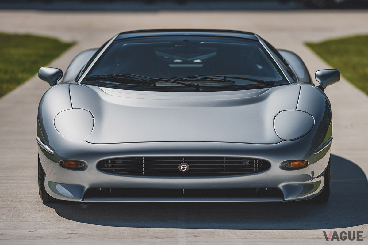 およそ5000万円で落札されたジャガー「XJ220」（C）2020 Courtesy of RM Sotheby's
