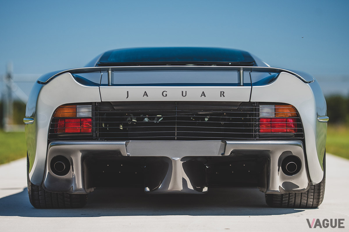 およそ5000万円で落札されたジャガー「XJ220」（C）2020 Courtesy of RM Sotheby's