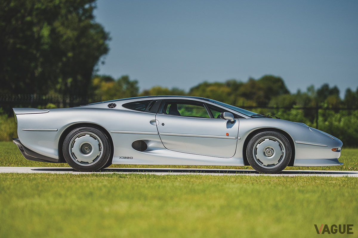 およそ5000万円で落札されたジャガー「XJ220」（C）2020 Courtesy of RM Sotheby's