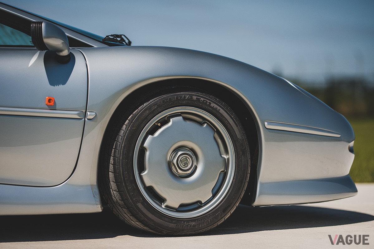 およそ5000万円で落札されたジャガー「XJ220」（C）2020 Courtesy of RM Sotheby's