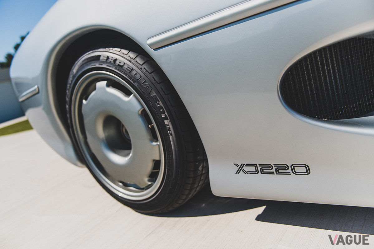およそ5000万円で落札されたジャガー「XJ220」（C）2020 Courtesy of RM Sotheby's