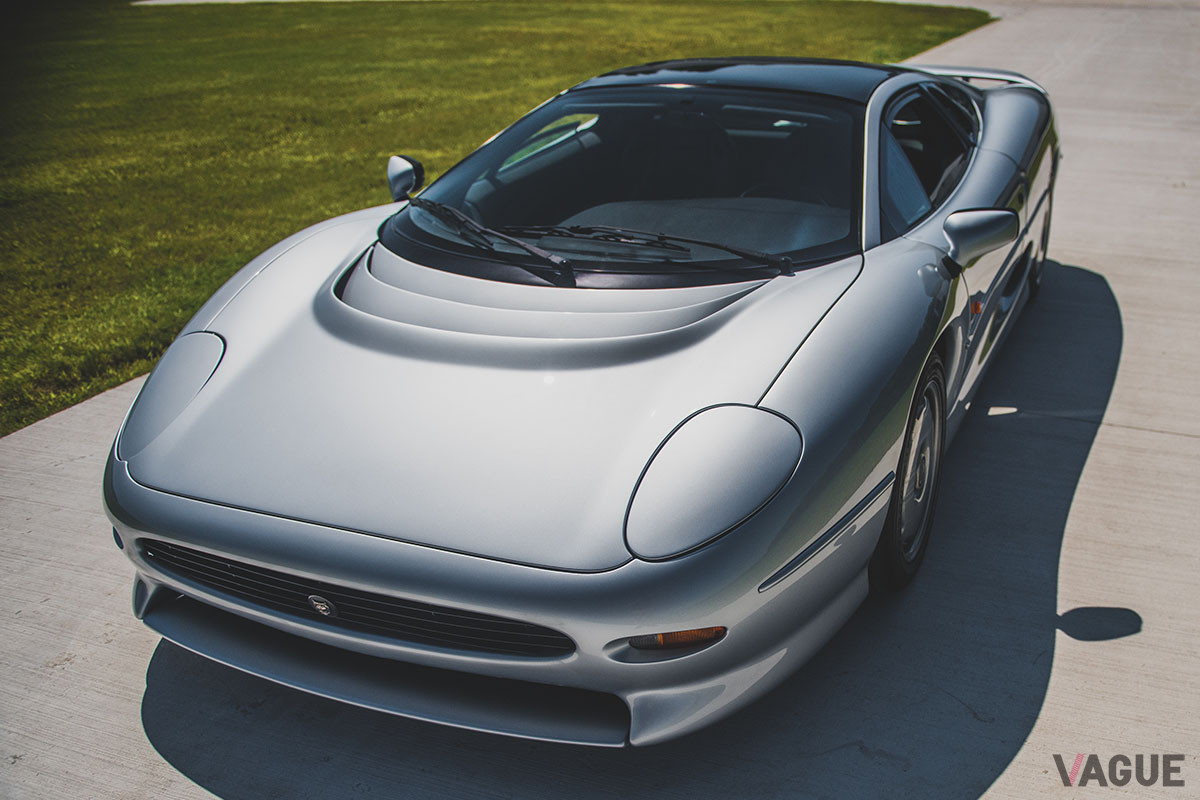 およそ5000万円で落札されたジャガー「XJ220」（C）2020 Courtesy of RM Sotheby's