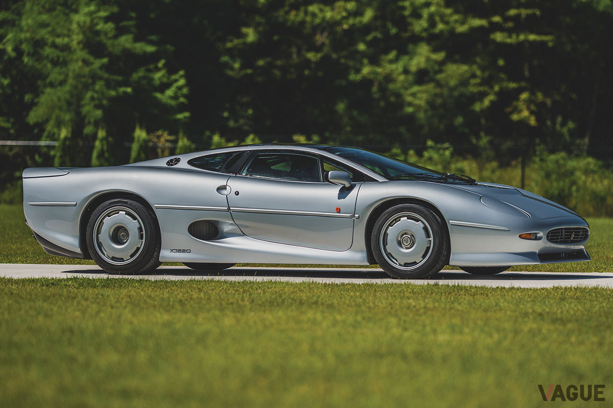 およそ5000万円で落札されたジャガー「XJ220」（C）2020 Courtesy of RM Sotheby's