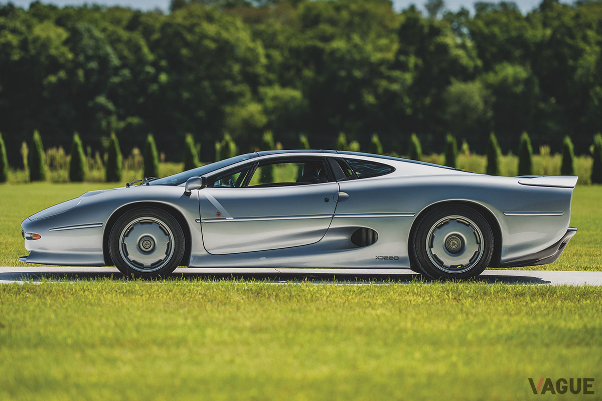 およそ5000万円で落札されたジャガー「XJ220」（C）2020 Courtesy of RM Sotheby's