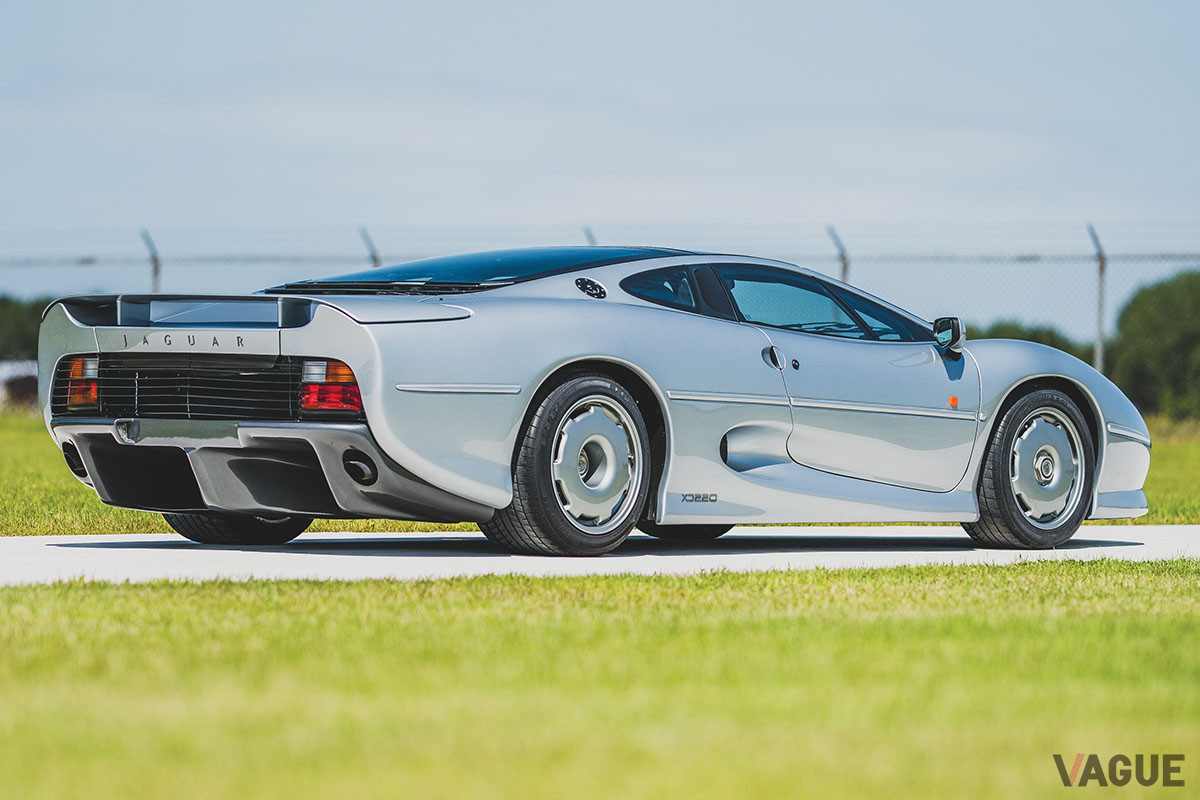 およそ5000万円で落札されたジャガー「XJ220」（C）2020 Courtesy of RM Sotheby's