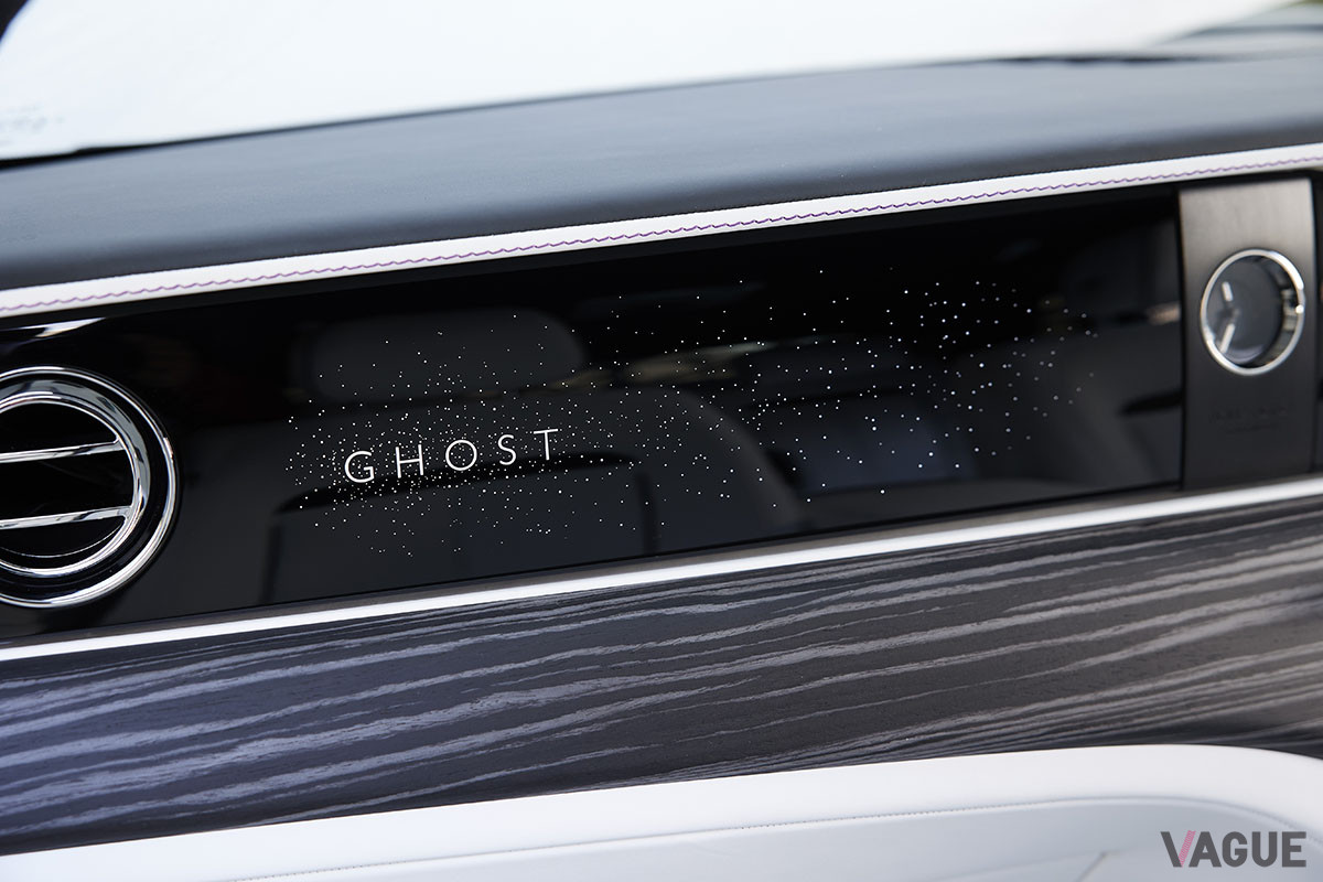 助手席側ダッシュボードに「GHOST（ゴースト）」の文字に加えて、850もの光ファイバーによって構成された星座をきらめかせられる「イルミネーテッド・フェイシア（新型ゴーストで初設定）」