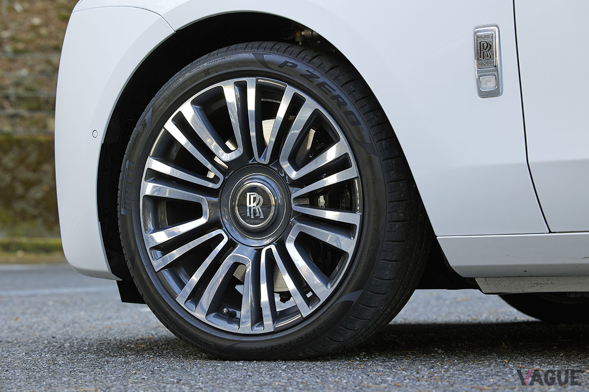 タイヤサイズは、（前）255/50R19、（後）285／35R19