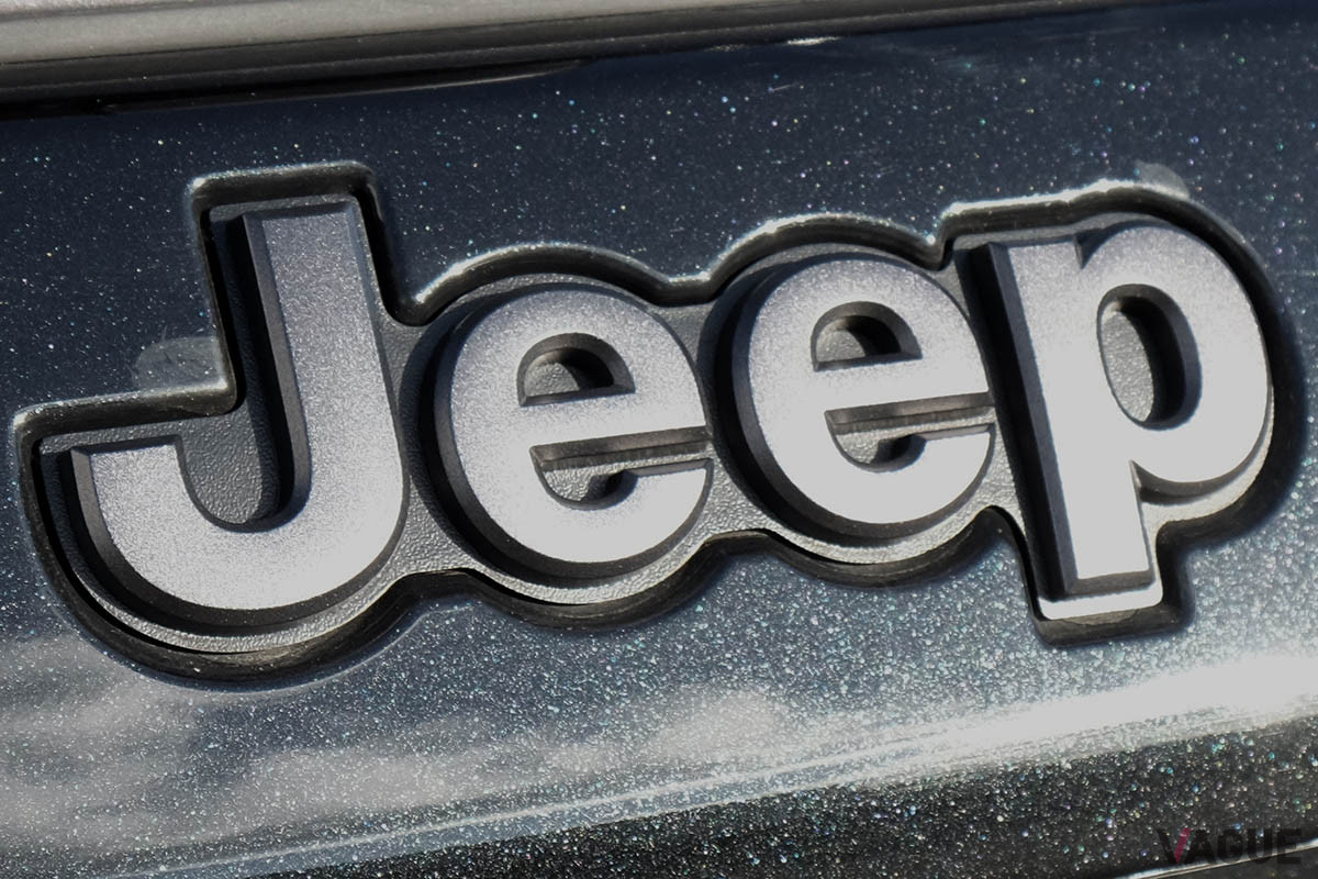 グラナイト「Jeep」バッジ：「コンパス S-モデル」
