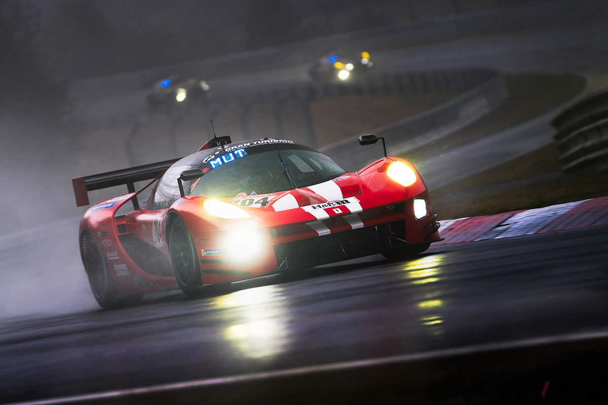 レースは雨が降りしきる中スタートし、序盤から少しずつ順位を上げていく「グリッケンハウス004Ｃ」