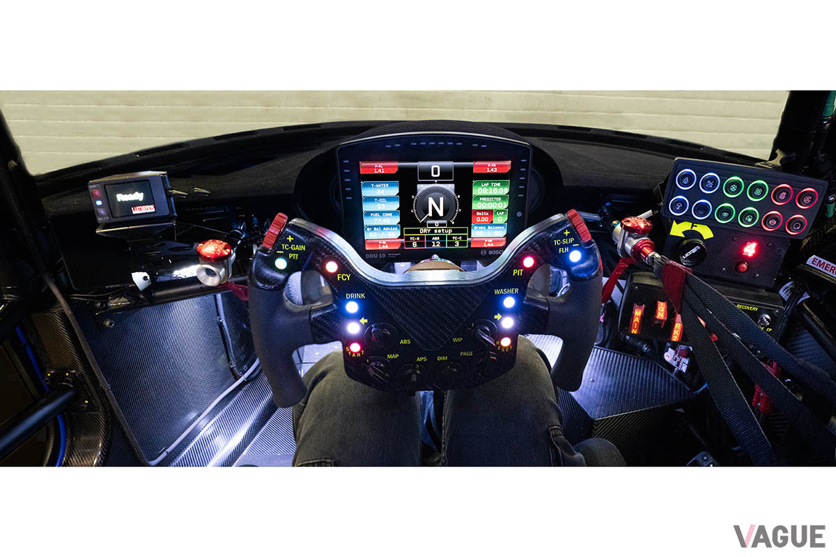 ドライバーが中央に座ることにより最良の視界を誇るセンターシート・ドライビング・ポジション