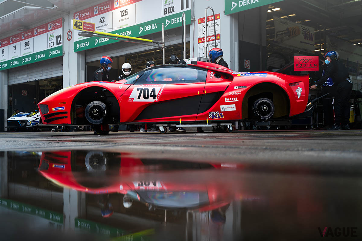 雨が上がっても天気の予想が難しいニュル。予選開始ギリギリまでタイヤの選択を待たなければならない