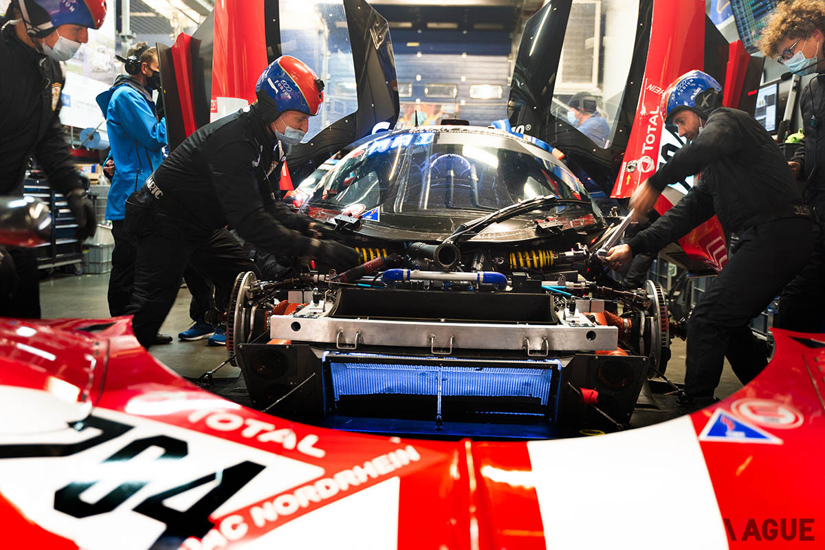 予選でタイムを叩き出しながら同時にABSとサスペンションのセッティング。何度もピットインをしながら、限られた時間内に淡々とセッティングのカリキュラムをこなしていく。すべて順調におこなっていると思っていたのもつかの間、突然の雨に苦戦を強いられることに