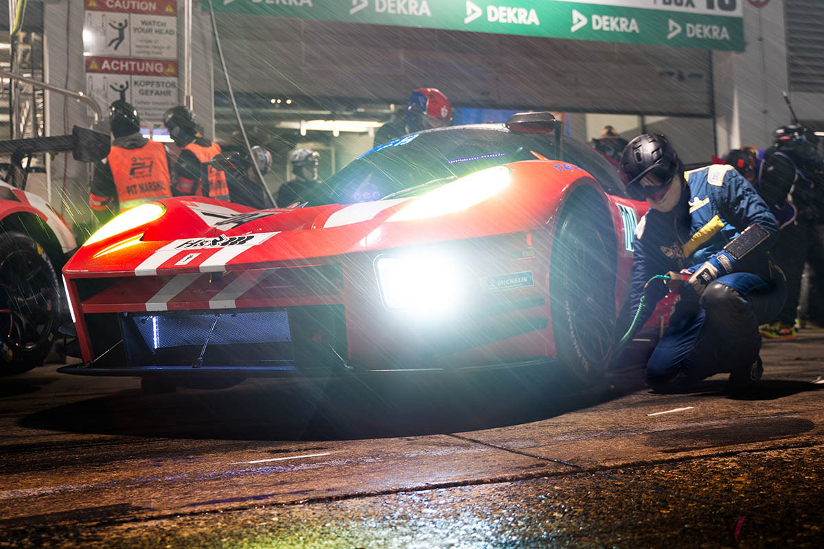 時を追うごとにさらに激しさを増していく雨。ミシェランタイヤのエンジニアがタイヤの状態を細かにチェックする