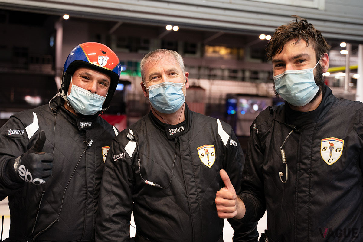 レインタイヤに履き替えさせ、マシンがピットから飛び出す姿を見送って一息ついているピットクルー達。（左から）イバン、ダニエレ、ピアカルロ