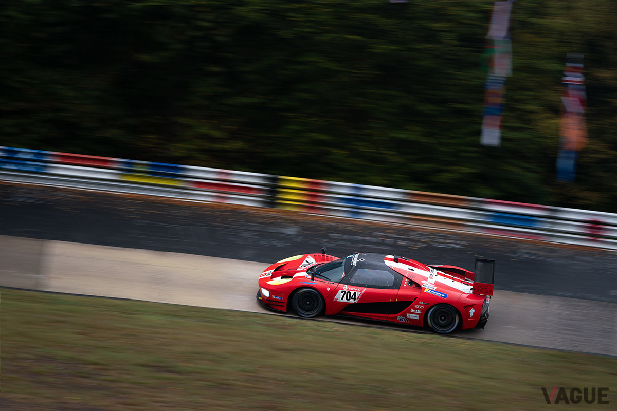 ニュルの名物カルーセルを走り抜ける「004C」