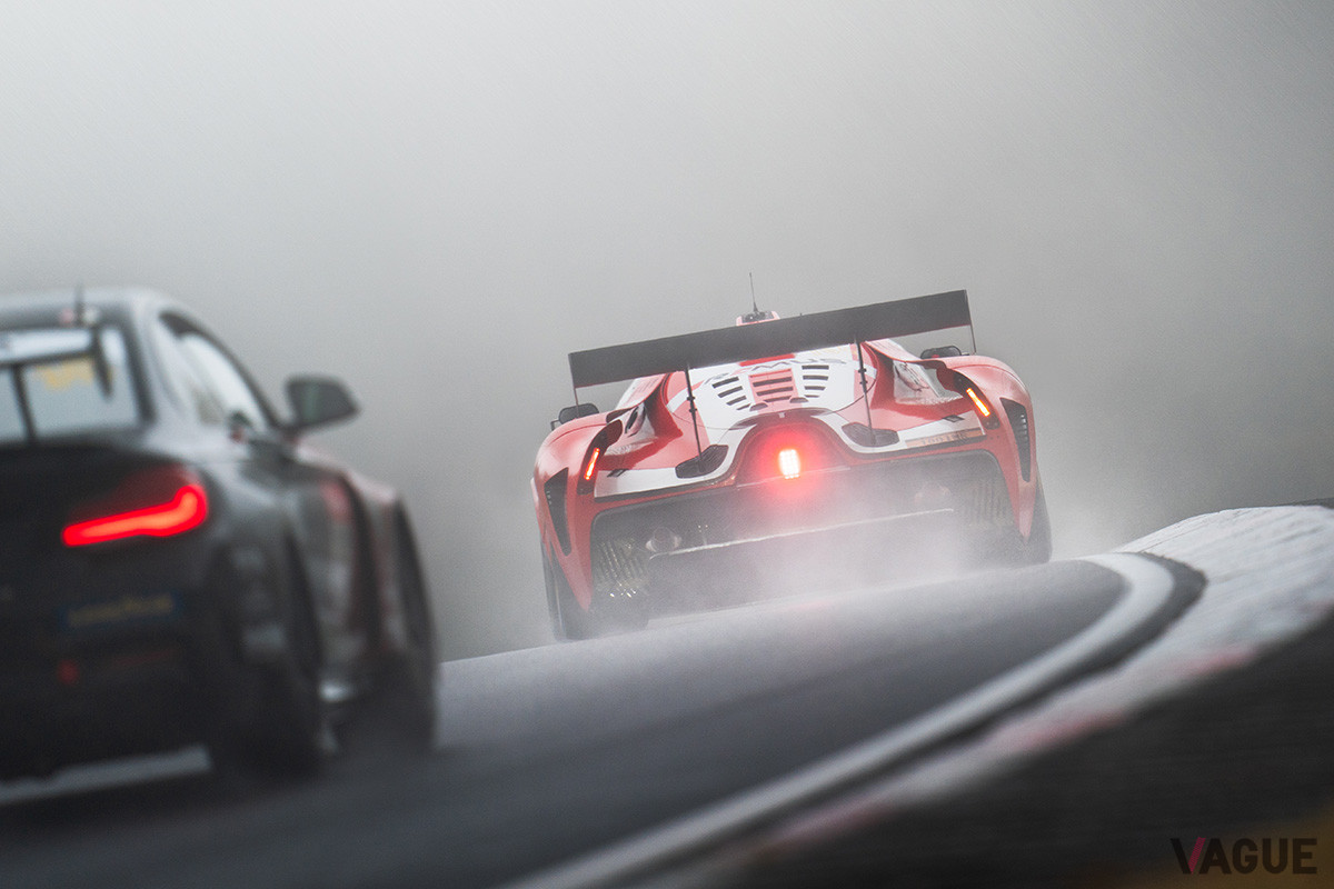 小さなカルーセルのあるシュバルベンシュバンツという区間は雨天になると濃霧に見舞われることがあり、視界がほとんどゼロになってしまう。普通のサーキットであれば即中断というほどの霧の深さだが、ニュルでは他の区間で霧がそれほど酷くなければ、レースは続行される