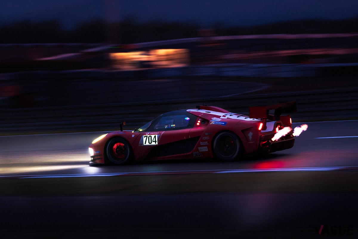 リチャード・ウェストブロック選手が駆る「004Ｃ」。ホームストレートから第1コーナーへ飛び込むフル・ブレーキング。シフトダウンの度に6.2リッターV8エンジンが華麗な炎を放つ