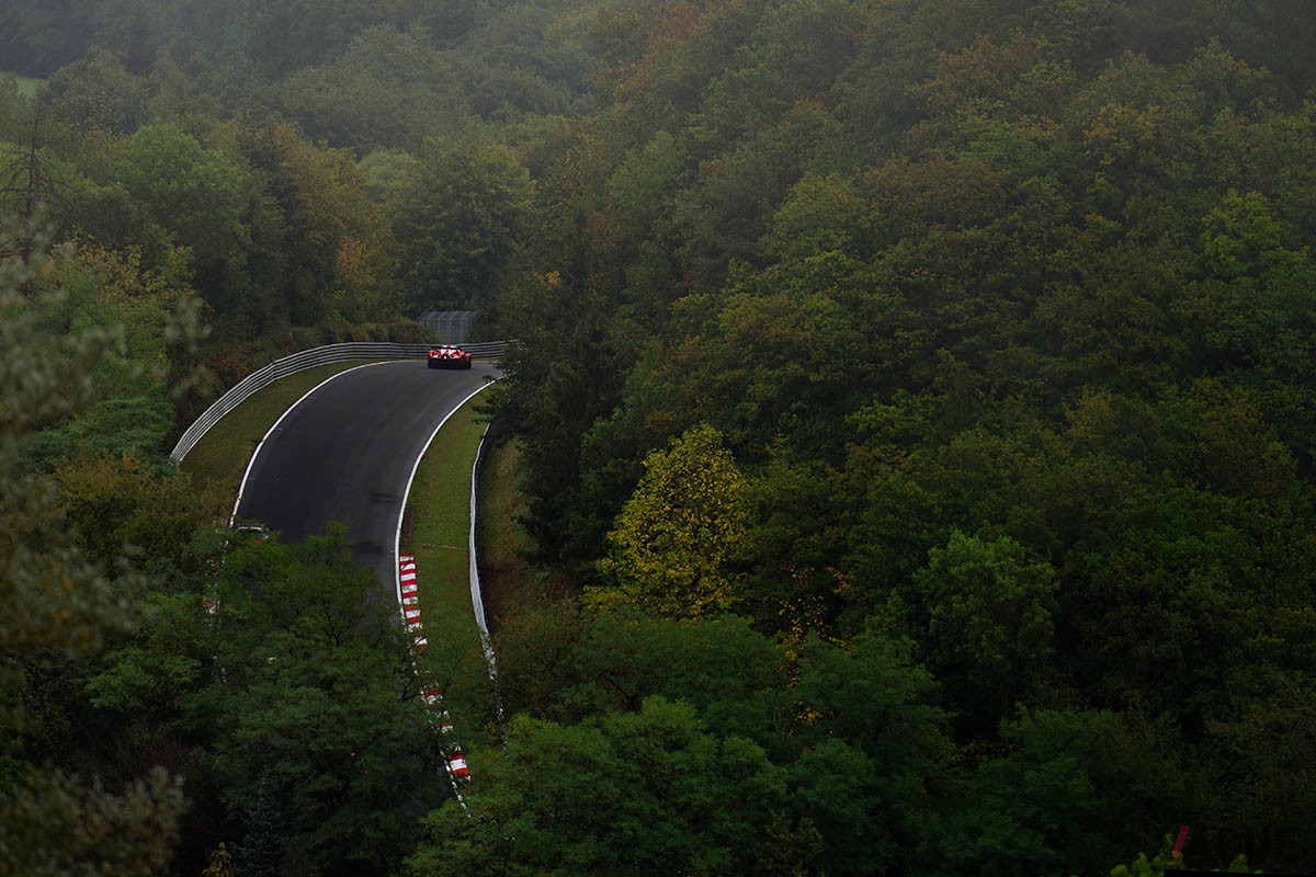 ドイツの美しい緑に囲まれたニュルブルグリンク。その美しさとは裏腹にエスケープエリアがとても狭く、一瞬の気の緩みも許されない