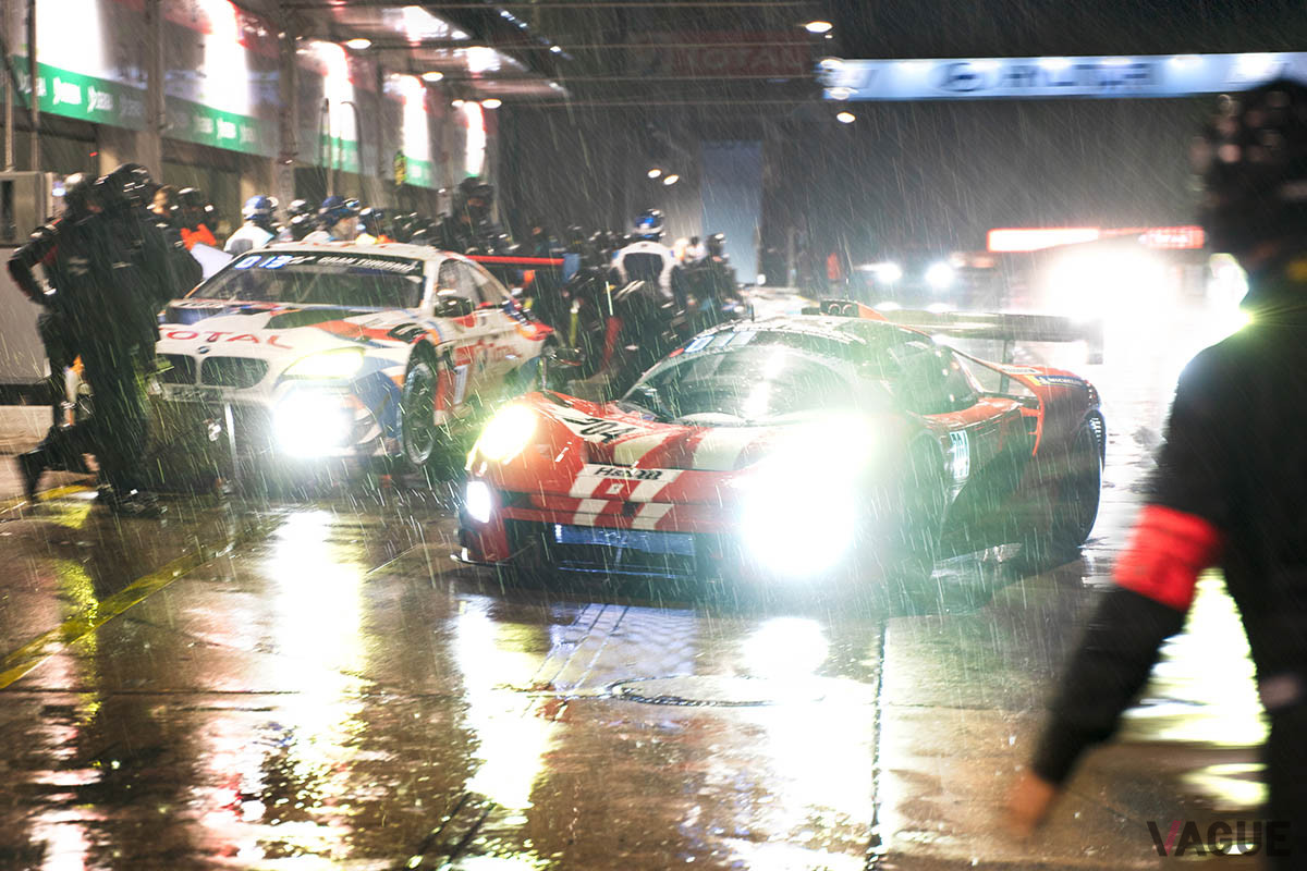 日が落ちると、いっそう雨脚が速くなり、次から次へとマシンがピットインしてくる