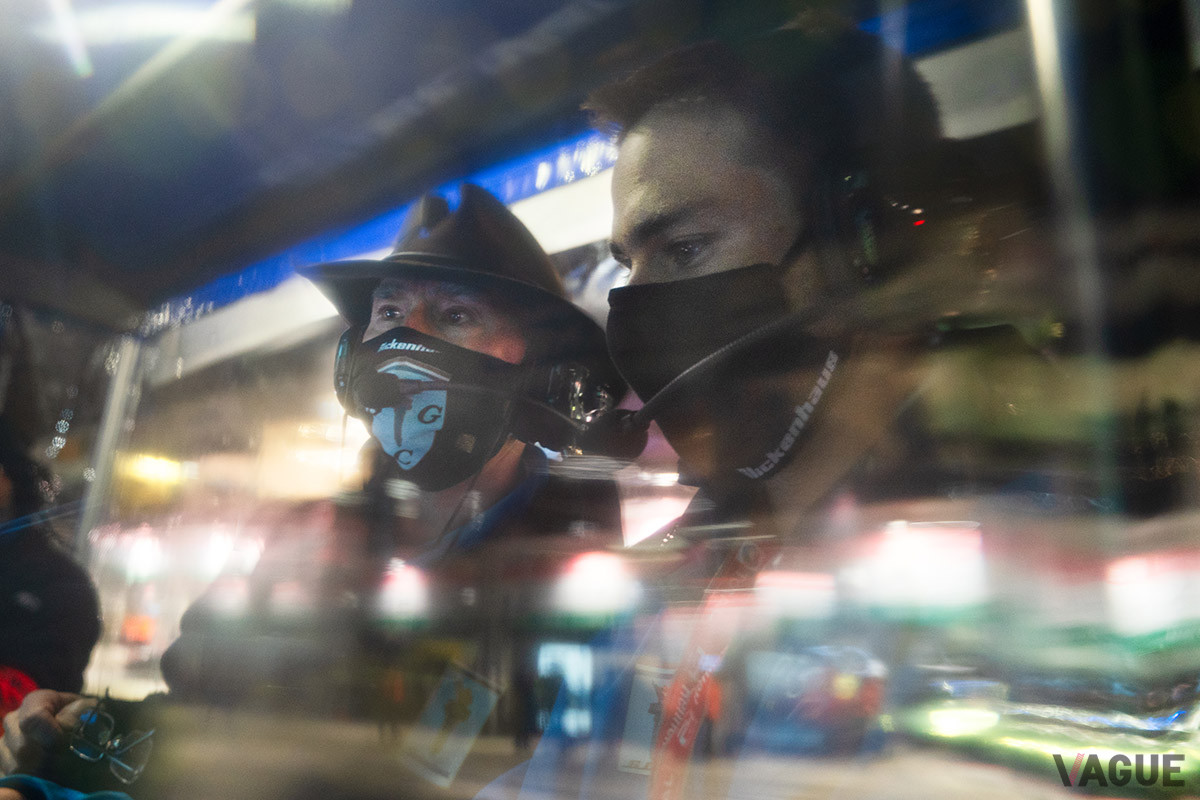 豪雨のなかレースは続く。コマンドブースでラップタイムを見つめるジェームス・グリッケンハウス氏（中央）と息子のジェシー・グリッケンハウス氏