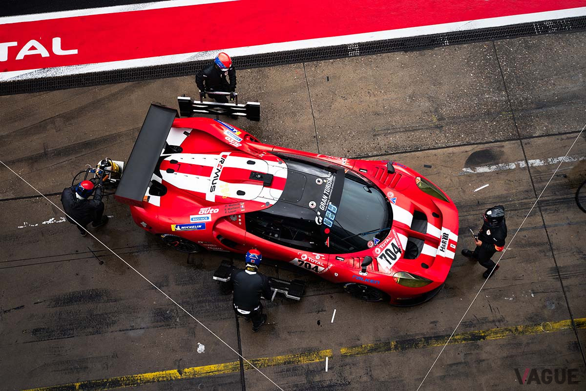 真紅のボディに純白のレーシングラインが美しい「グリッケンハウス004Ｃ」。赤というとイタリアを思い浮かべるかもしれないが、実はカー・レースが始まった1900年代にアメリカのレース・チームに割り当てられたボディ・カラーである