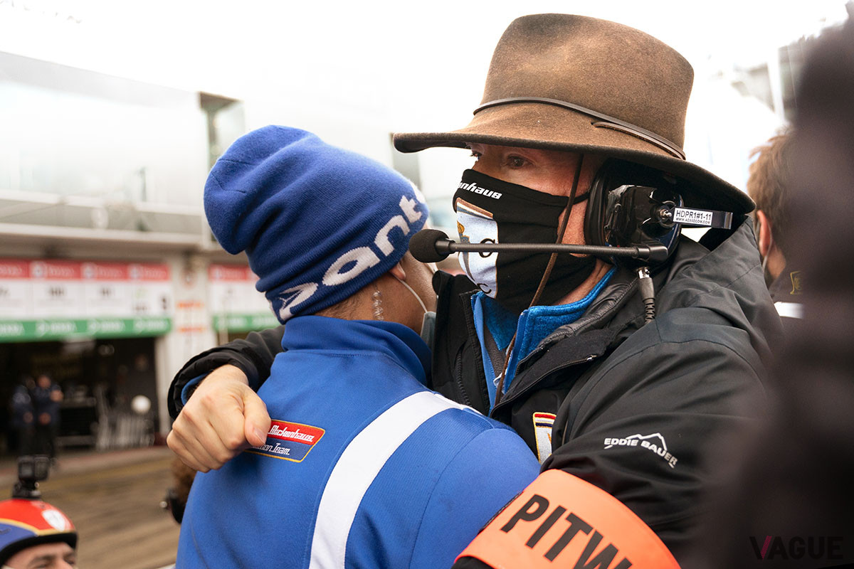 チームメンバーと一緒に完走の喜びを分かち合うグリッケンハウス氏