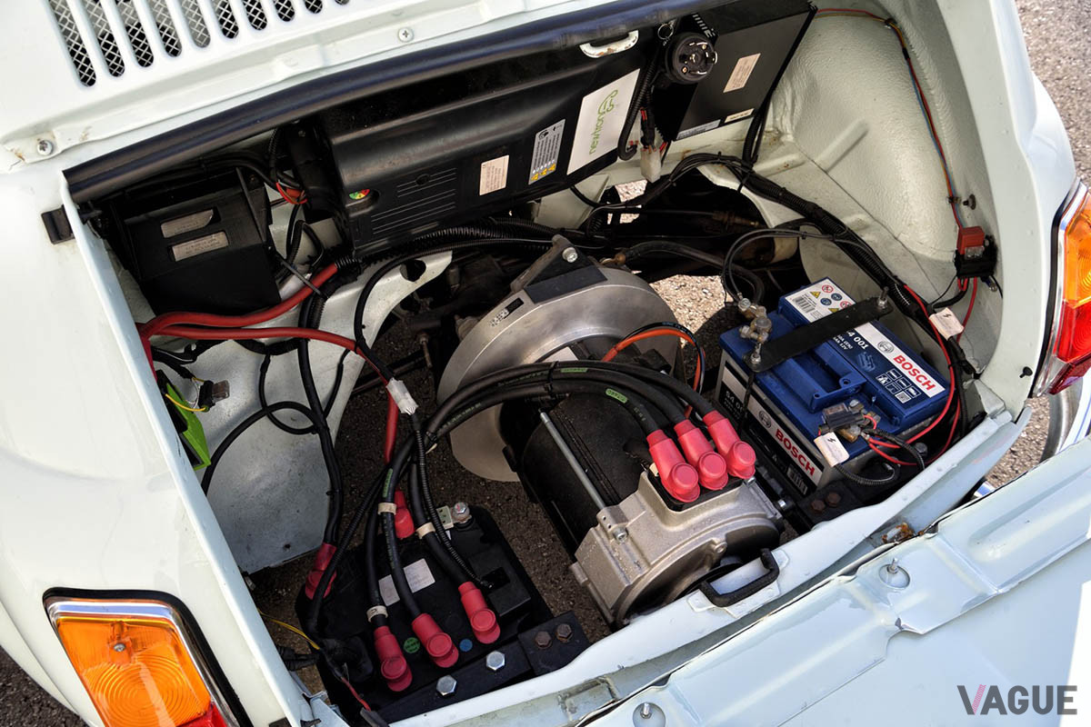 イタリアのニュートロン社製EVコンバージョンキットが組み込まれている