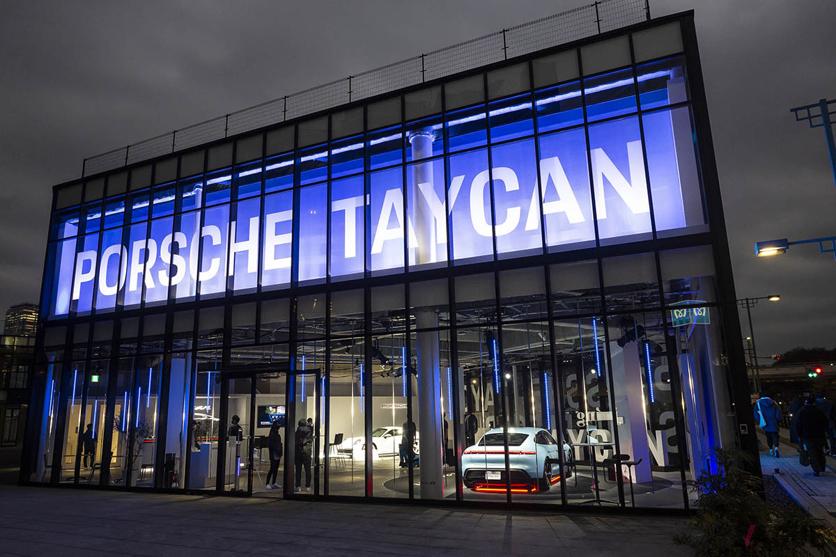 「Porsche Taycan Popup Harajuku」では、実際に「タイカン」に触れてみることもできる