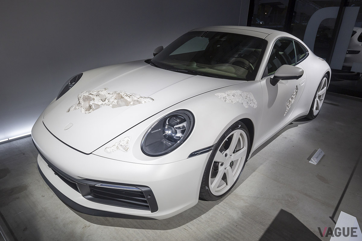 現代アーティスト ダニエル・アーシャムのコラボレーションアート作品「Crystal Eroded Porsche 911」