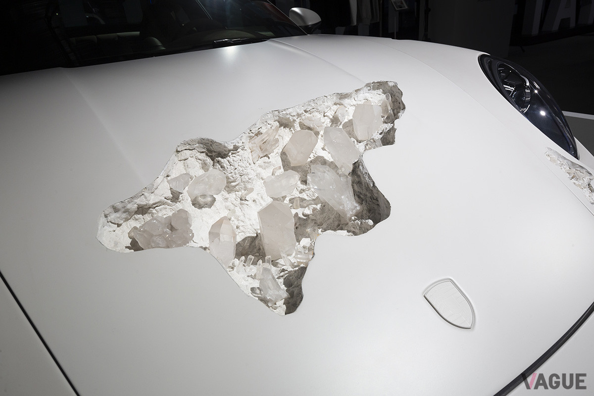 ホンモノの水晶がボディに石膏で埋め込まれている。これは911が時間が経過して化石化し、ボディ内部からクリスタルの結晶が出現したようにすることで、時間の流れや事物の有限性を見る者に問いかけるという狙いがある