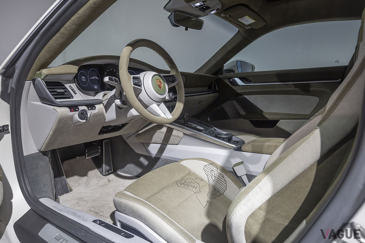 「Crystal Eroded Porsche 911」のコックピットもワンオフで製作されている